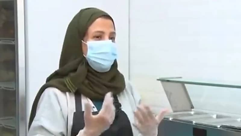 قصة مواطنة فتحت مشروعها الخاص بأدوات منزلية من بيتها "فيديو" 