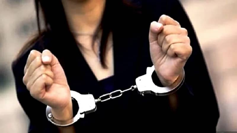 ضبط فتاة تخلت عن رضيعها أمام مستشفى بعد علاقة غير شرعية