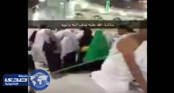 بالفيديو.. شاب يطوف بوالديه المقعدين بطريقة مبتكرة