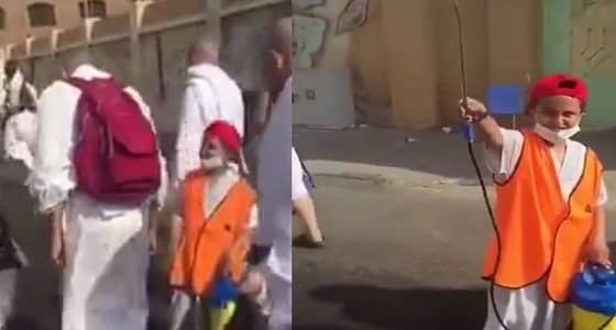 بالفيديو.. طفل متطوع لخدمة ضيوف الرحمن يقوم بعمله
