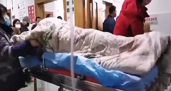 مقطع فيديو مخيف لأحد المصابين بفيروس كورونا الجديد