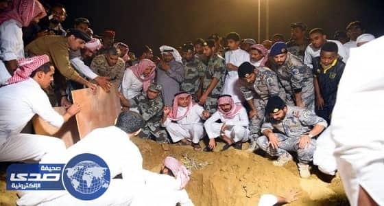 بالصور.. نائب أمير جازان يتقدم المصلين على الشهداء " القحطاني " و"العلاقي "