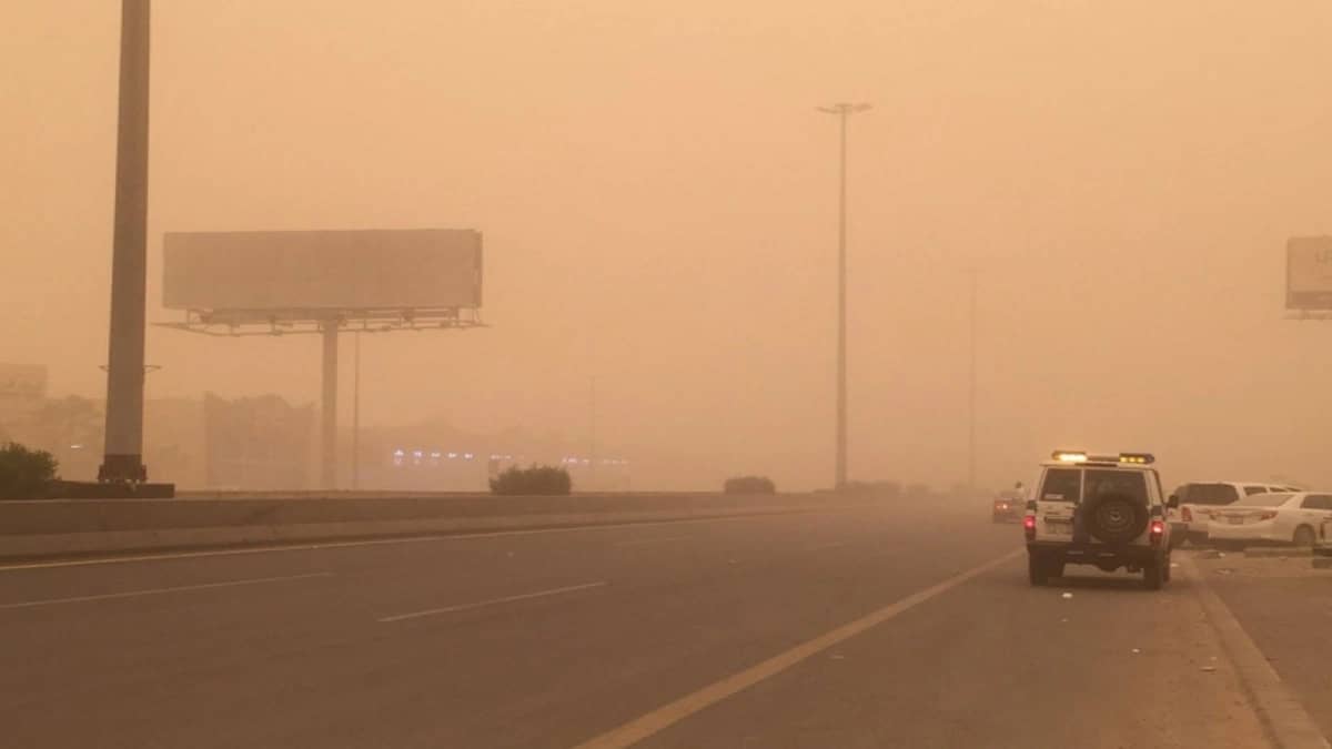 أتربة مثارة تسود أجواء أجزاء من تبوك