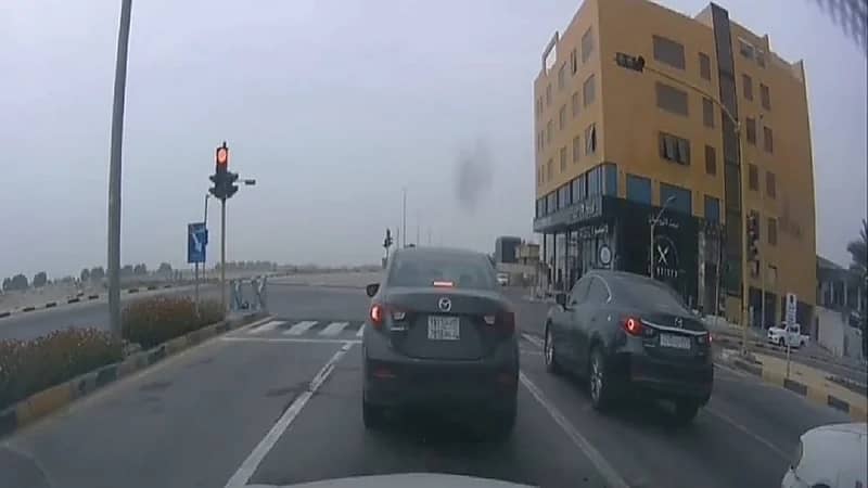بالفيديو.. سيارتان تقطعان إشارة لا يعمل بها نظام ساهر