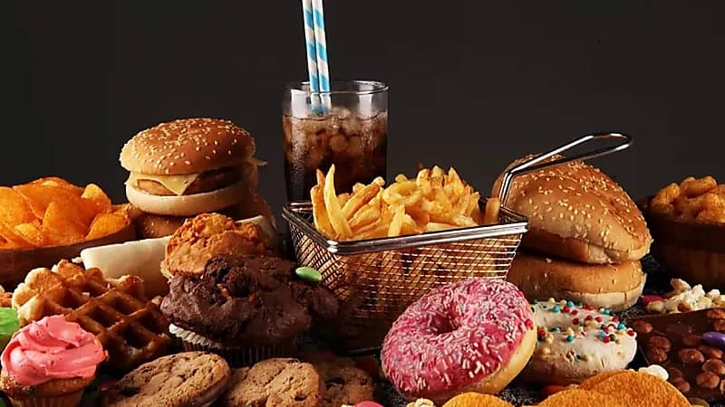 دراسة تحذر: الوجبات الجاهزة تهدد صحة الرجال وقدرتهم على الإنجاب