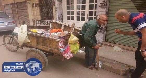 مسن مصري يمتهن مهنة شاقة ويرفض المساعدة