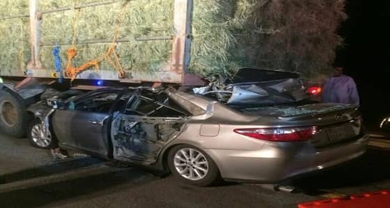 وفاة مواطن إثر ارتطام سيارته بشاحنة أعلاف