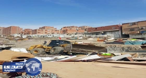 بالصور.. مصادرة 40 حمولة أثاث مستعمل وأخشاب وأغذية فاسدة بسوق حوش بكر