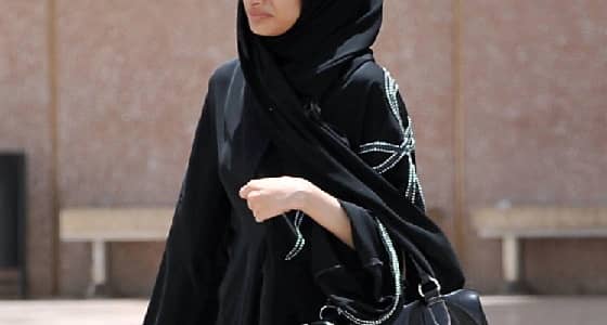 طالبة جامعية تستنكر معاقبتها بسبب ارتداء " بلوزة " أظهرت " كوعها "