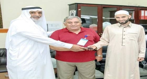 حاج يجري اتصالات بعدة دول لإعادة محفظة وجدها بجانب الكعبة