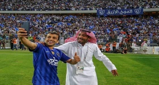 بالفيديو.. الأمير محمد بن فيصل يشارك الجمهور واللاعبين فرحة الفوز داخل الملعب