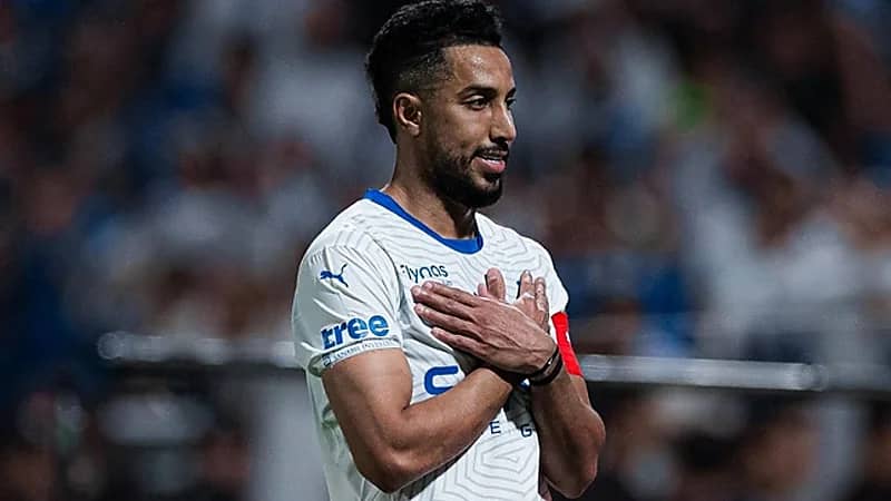 ياسر القحطاني يهنئ سالم الدوسري .. صورة