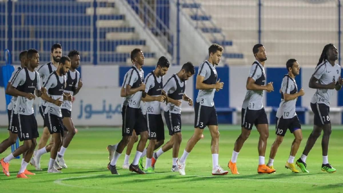 إقامة معسكرين خارجيين للهلال حال عودة الدوري