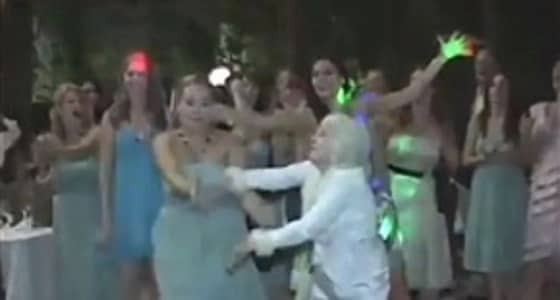 بالفيديو.. سقوط مروع لمسنة حاولت الإمساك بباقة قذفتها عروس