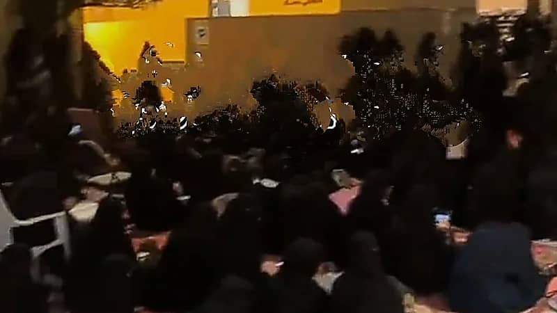 منازل الأهالي تحتضن المصلين في ليالي القيام بعد امتلاء المساجد .. فيديو