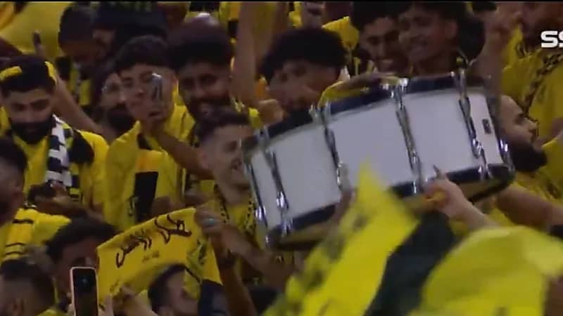 جماهير الاتحاد تحتفل بعد تتويج فريقها بلقب الدوري .. فيديو