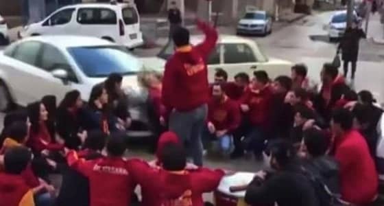 سيارة تدهس مشجعي كرة قدم قبل المباراة