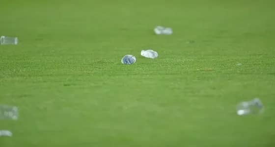 الأهلاويون يحتجون على الهزيمة برمي العلب بالملعب.. والآسيوي يتوعد ( صور)