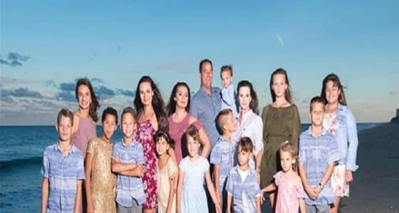 بالصور.. أم لديها 16 طفلا تعلمهم جميعا بالمنزل