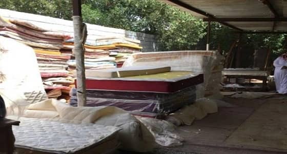 بالصور.. ضبط مصنع مخالف ومصادرة 1000 مرتبة في بحرة