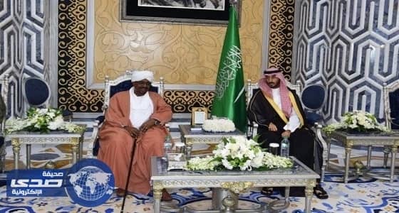 الرئيس السوداني يصل جدة لأداء فريضة الحج