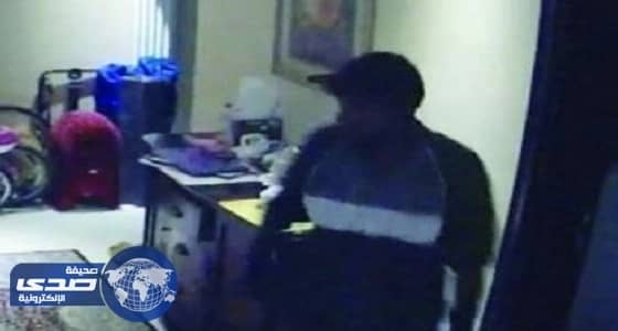 قميص رياضي يفضح لص تخصص في سرقة المنازل في جدة