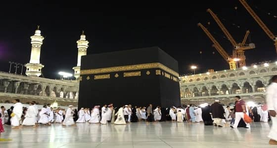 صورة نادرة للملك عبدالله خلال مراسم غسل الكعبة