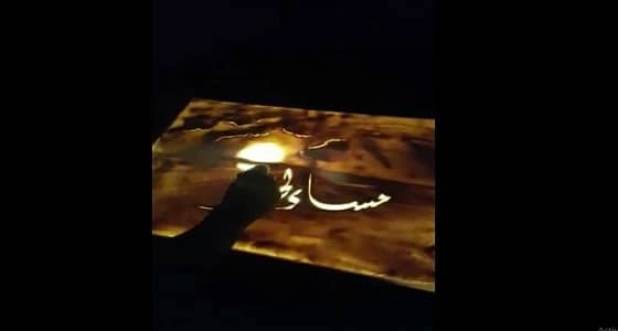 صالح الخميس خطاط استبدل الورق بالرمل والإضاءة