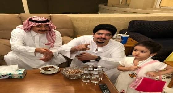 بالفيديو والصور.. لقطة أبوية حانية للأمير عبدالعزيز بن فهد مع بناته