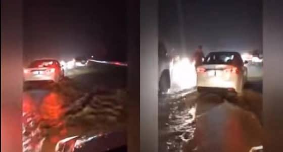 بالفيديو.. تعطل حركة السير بعقبة ضلع نتيجة الأمطار الغزيرة