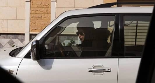 أول تعليق من زوج السيدة التي قادت سيارتها قبل موعد السماح