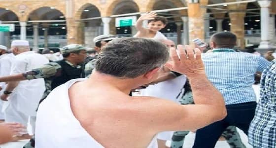 صورة عفوية لملك الأردن يرد تحية طفل بالحرم المكي