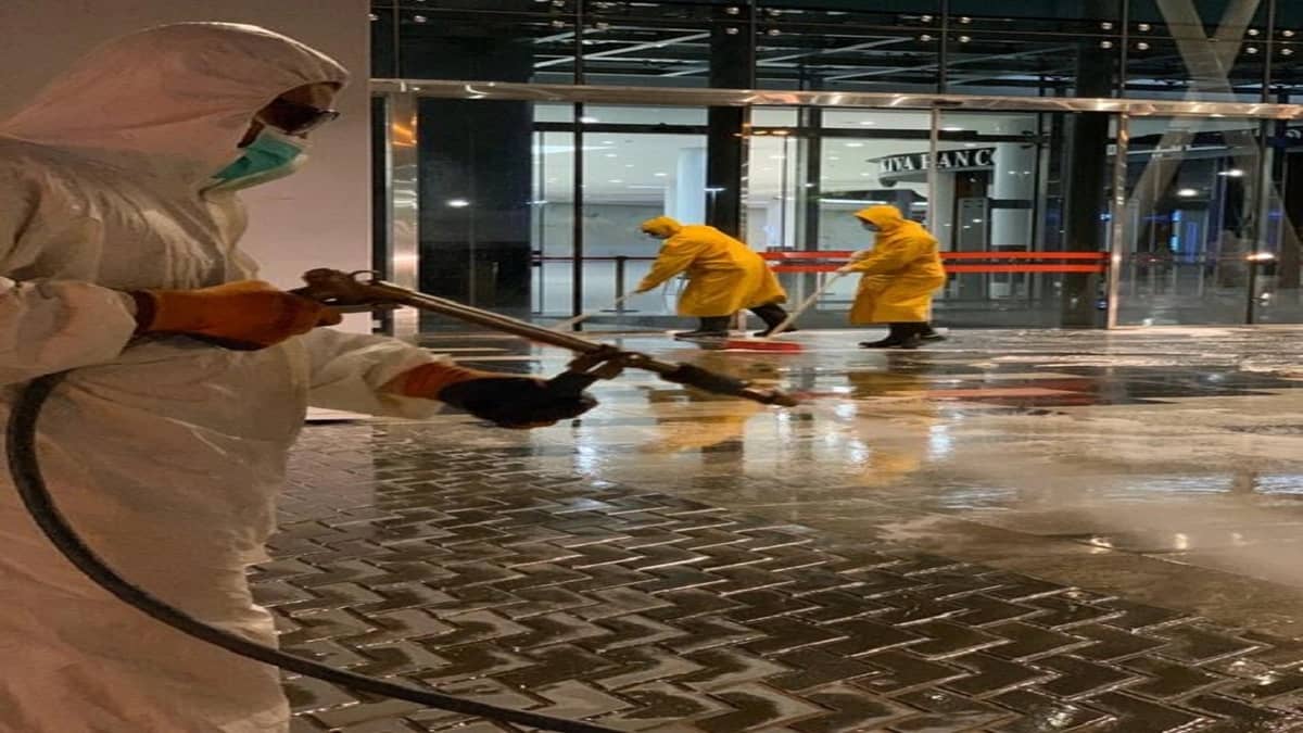 بالصور.. تعقيم 5 آلاف موقع بأكثر من 1.2 مليون لتر مطهرات في تبوك