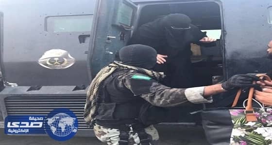 بالصور.. الأمن ينقل النساء والأطفال لأماكن آمنة بعد حادث المسورة