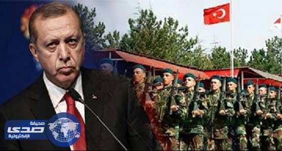 القوات التركية تعتقل معاون سائق لإلقائه صحيفة تحمل صورة أردوغان على الأرض