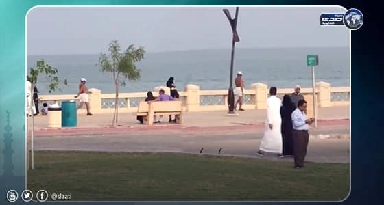 بالفيديو.. شاب يرتدي ملابس داخلية ويسير في مكان عام