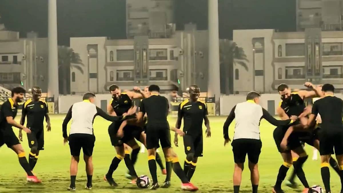 لقطة طريفة بين كونسيساو وعوض الناشري خلال التدريبات.. فيديو