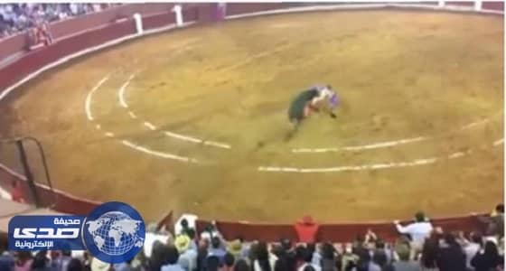 بالفيديو .. ثور هائج يغرز قرونه في بطن مُصارع