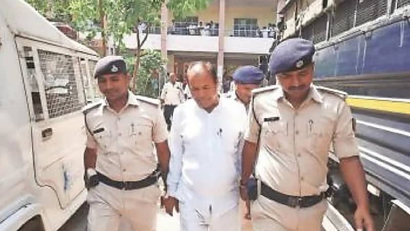 القبض على مُسن خدع عائلة ثرية وأدعى أنه ابنهم الضائع