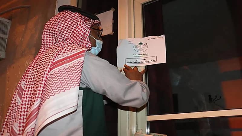 بالصور.. إغلاق صالون حلاقة ومقهى شهير بالطائف