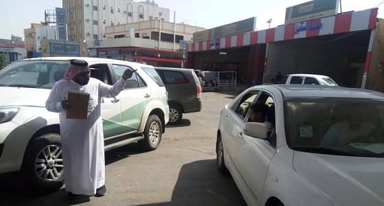 بالصور.. إغلاق محطات وقود رفضت تزويد السيارات بمحايل عسير