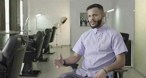 بالفيديو.. قصة نجاح شاب احترف مهنة " الحلاقة " رغم اعتراض أهله