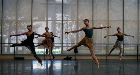 شاهد ضيق تنفس يُصيب الراقصين إثر ارتداء «كمامات كورونا»