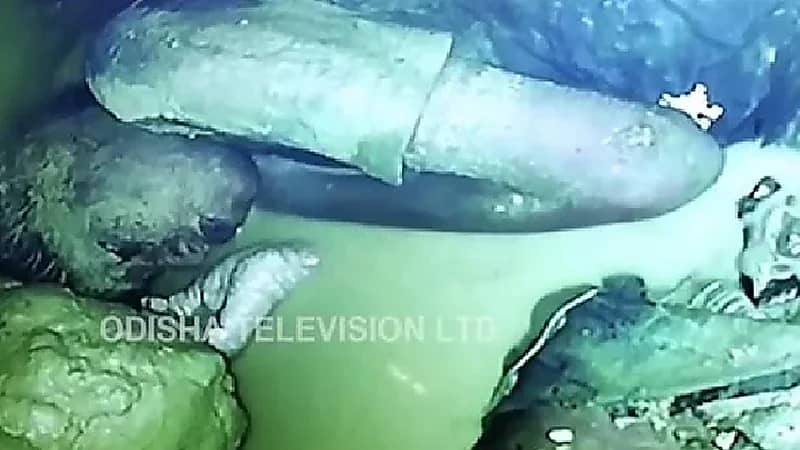 طفل هندي يصارع الموت منذ 4 أيام في بئر عميق