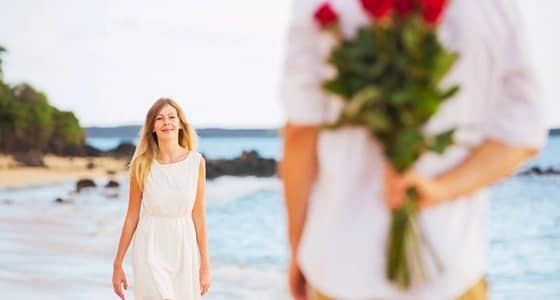 4 علامات تدل على أنه معجب بك دون أن يتكلم