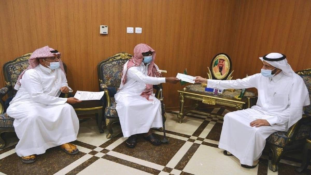 أمير عسير يتكفل بتكاليف زواج شاب كفيف