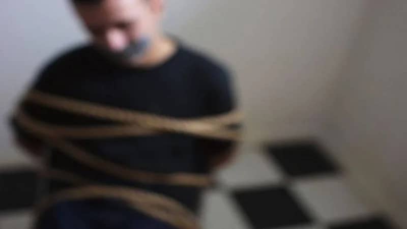 أسرة تحتجز زوج ابنتهم لرفضه التنازل عن شقة الزوجية