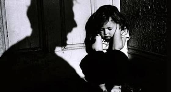 أب يُغرق ابنته في خزان مياه ويحاول قتل ابنه الآخر