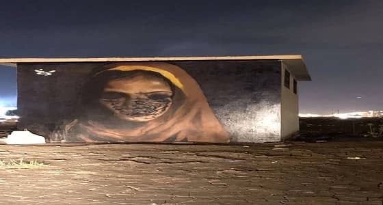 بالصور..مجهولون يشوهون لوحة لوجه امرأة بالرياض.. ووزير الثقافة يعلق