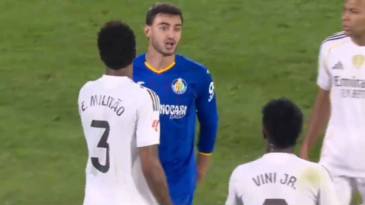 لاعب خيتافي ينفعل على فينيسيوس: لهذا السبب الجميع يكرهك.. فيديو